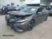 2020 Toyota Camry XSE z VIN 4T1K61AK8LU986917, wystawiony jako IAAI lot #43093102 z przebiegiem 50 424 mil mil oraz . Historia ofert i sprzedaży dostępna na DreamBid. Obrazek 2.