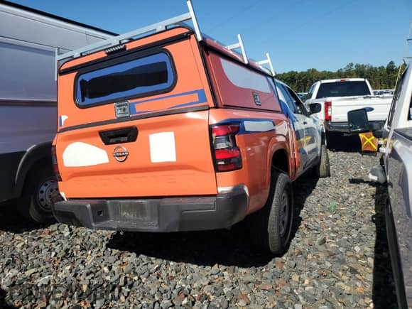 2022 Nissan Frontier S z VIN 1N6ED1CL1NN654860, wystawiony jako Copart lot #85493245 z przebiegiem Nie podano mil oraz Szkoda całkowita • Salvage title. Historia ofert i sprzedaży dostępna na DreamBid. Obrazek 3.