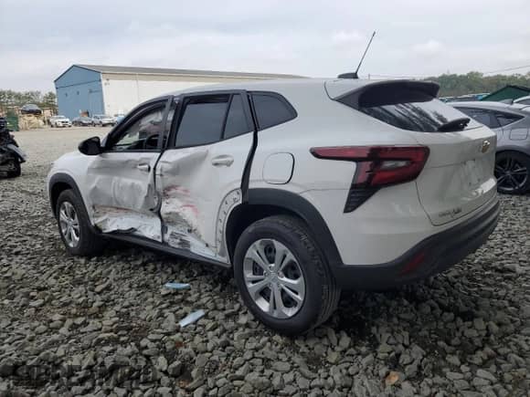 2025 Chevrolet Trax LS with VIN KL77LFEP6SC134928, listed as a Copart auction lot 81764425 with 3,326 mi miles and Salvage title. Bid and sale history available at DreamBid. Image 2.