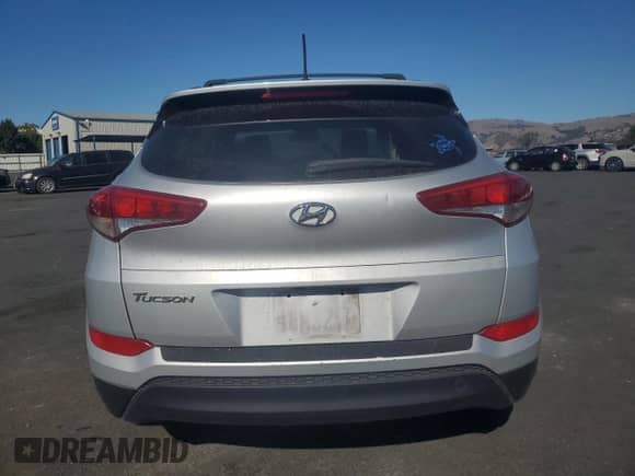2017 Hyundai Tucson SE с VIN KM8J33A42HU381185, выставлен на аукционе Copart как лот 82621785 с пробегом 68 694 миль миль и Списание • Salvage title. История ставок и продаж доступна на DreamBid. Изображение 6.