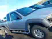 2012 Chevrolet Colorado 1LT z VIN 1GCJTCFEXC8103982, wystawiony jako IAAI lot #41850692 z przebiegiem 149 114 mil mil oraz . Historia ofert i sprzedaży dostępna na DreamBid. Obrazek 14.