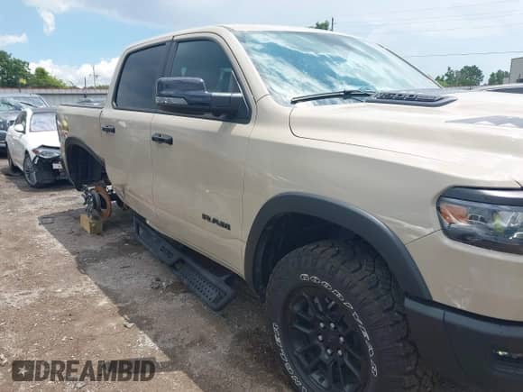 2025 Ram 1500 Rebel z VIN 1C6SRFLP5SN658193, wystawiony jako IAAI lot #42648676 z przebiegiem 11 099 mil mil oraz . Historia ofert i sprzedaży dostępna na DreamBid. Obrazek 6.