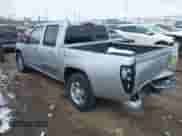 2010 Chevrolet Colorado 1LT z VIN 1GCDSCDE0A8125747, wystawiony jako IAAI lot #41634604 z przebiegiem 120 215 mil mil oraz . Historia ofert i sprzedaży dostępna na DreamBid. Obrazek 3.