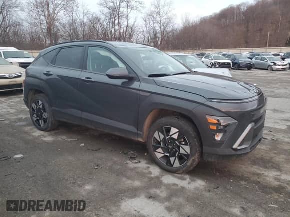 2024 Hyundai Kona SEL с VIN KM8HBCAB3RU100576, выставлен на аукционе Copart как лот 82874454 с пробегом 6 630 миль миль и Списание • Salvage title. История ставок и продаж доступна на DreamBid. Изображение 4.
