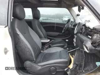 2009 MINI Hardtop with VIN WMWMF33599TU75907, listed as a IAAI auction lot 41733724 with Not provided miles and . Bid and sale history available at DreamBid. Image 5.