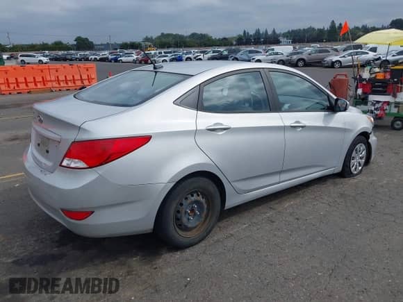 2016 Hyundai Accent SE z VIN KMHCT4AE1GU090523, wystawiony jako IAAI lot #43200158 z przebiegiem 56 415 mil mil oraz . Historia ofert i sprzedaży dostępna na DreamBid. Obrazek 4.
