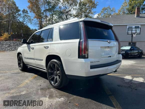 2015 Cadillac Escalade Premium z VIN 1GYS4NKJ8FR579284, wystawiony jako Copart lot #89876805 z przebiegiem 147 185 mil mil oraz Czysty tytuł • Clean title. Historia ofert i sprzedaży dostępna na DreamBid. Obrazek 2.