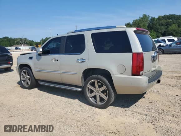 2007 Cadillac Escalade z VIN 1GYEC63887R325450, wystawiony jako Copart lot #69849755 z przebiegiem Nie podano mil oraz Szkoda całkowita • Salvage title. Historia ofert i sprzedaży dostępna na DreamBid. Obrazek 2.