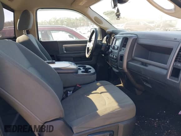 2014 Ram 1500 Express z VIN 3C6JR6AT5EG111434, wystawiony jako IAAI lot #41663335 z przebiegiem 227 039 mil mil oraz . Historia ofert i sprzedaży dostępna na DreamBid. Obrazek 5.