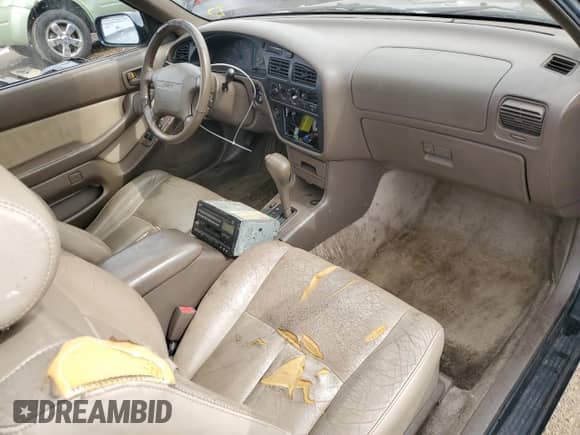 1995 Toyota Camry z VIN 4T1GK12C3SU069519, wystawiony jako Copart lot #72762244 z przebiegiem 226 788 mil mil oraz Szkoda całkowita • Salvage title. Historia ofert i sprzedaży dostępna na DreamBid. Obrazek 8.