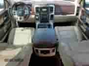 2017 Ram 1500 Laramie z VIN 1C6RR6NT6HS591980, wystawiony jako Copart lot #57159245 z przebiegiem 107 986 mil mil oraz Czysty tytuł • Clean title. Historia ofert i sprzedaży dostępna na DreamBid. Obrazek 8.