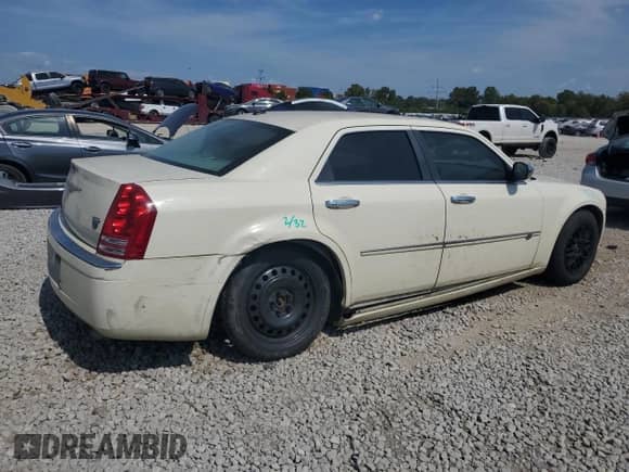 2009 Chrysler 300 C Hemi with VIN 2C3KA63T19H588339, listed as a Copart auction lot 80480005 with 121,063 mi miles and Salvage title. Bid and sale history available at DreamBid. Image 3.