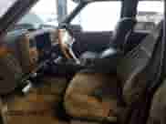 1992 Chevrolet Suburban z VIN 1GNGK26K8NJ330202, wystawiony jako Copart lot #85204074 z przebiegiem 266 388 mil mil oraz Czysty tytuł • Clean title. Historia ofert i sprzedaży dostępna na DreamBid. Obrazek 7.