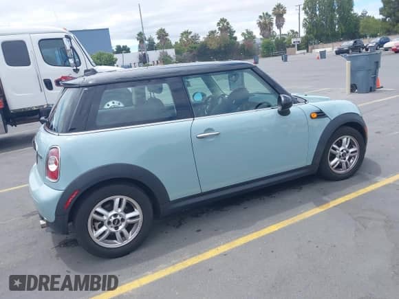 2011 MINI Hardtop z VIN WMWSU3C58BT095623, wystawiony jako IAAI lot #42784270 z przebiegiem 81 333 mil mil oraz . Historia ofert i sprzedaży dostępna na DreamBid. Obrazek 4.