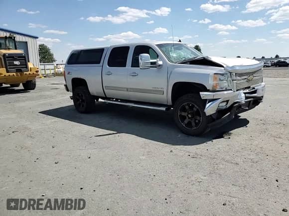 2011 Chevrolet Silverado 2500HD LTZ z VIN 1GC1KYC86BF248672, wystawiony jako Copart lot #64793735 z przebiegiem 185 734 mil mil oraz Szkoda całkowita • Salvage title. Historia ofert i sprzedaży dostępna na DreamBid. Obrazek 13.