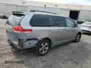 2014 Toyota Sienna LE AAS с VIN 5TDKK3DC3ES470875, выставлен на аукционе Copart как лот 80849645 с пробегом 174 639 миль миль и Списание • Salvage title. История ставок и продаж доступна на DreamBid. Изображение 3.