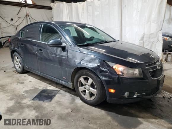 2014 Chevrolet Cruze 1LT z VIN 1G1PC5SBXE7295634, wystawiony jako Copart lot #82329965 z przebiegiem 139 795 mil mil oraz Szkoda całkowita • Salvage title. Historia ofert i sprzedaży dostępna na DreamBid. Obrazek 4.