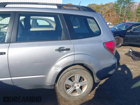 2012 Subaru Forester X z VIN JF2SHABC8CH409577, wystawiony jako IAAI lot #43490487 z przebiegiem 143 372 mil mil oraz . Historia ofert i sprzedaży dostępna na DreamBid. Obrazek 14.