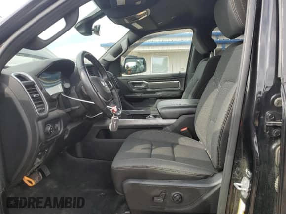 2021 Ram 1500 Big Horn z VIN 1C6SRFMT4MN602776, wystawiony jako Copart lot #49806915 z przebiegiem 59 136 mil mil oraz Szkoda całkowita • Salvage title. Historia ofert i sprzedaży dostępna na DreamBid. Obrazek 7.