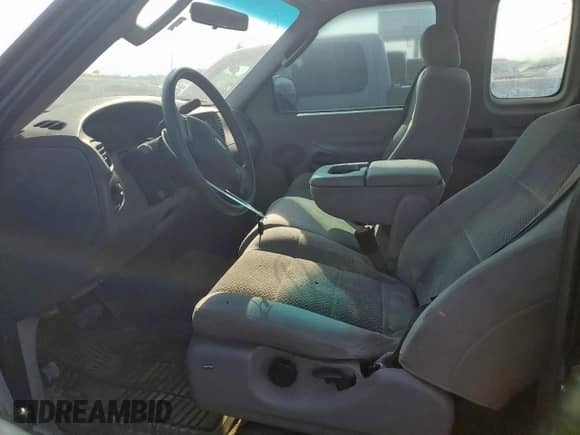 2002 Ford F-150 XL z VIN 1FTRX17282NB99126, wystawiony jako Copart lot #81027325 z przebiegiem 271 648 mil mil oraz Czysty tytuł • Clean title. Historia ofert i sprzedaży dostępna na DreamBid. Obrazek 7.