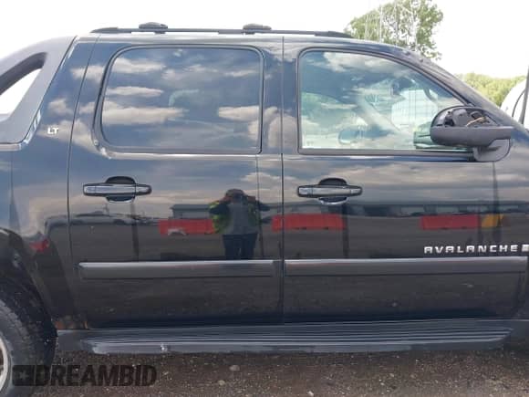 2007 Chevrolet Avalanche 3LT with VIN 3GNFK12387G152557, listed as a IAAI auction lot 42357699 with 140,000 mi miles and . Bid and sale history available at DreamBid. Image 14.