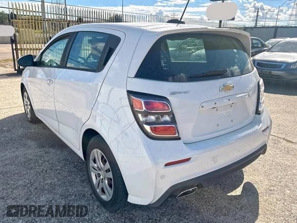 2018 Chevrolet Sonic LT z VIN 1G1JG6SH9J4110845, wystawiony jako Copart lot #82162555 z przebiegiem 137 730 mil mil oraz Czysty tytuł • Clean title. Historia ofert i sprzedaży dostępna na DreamBid. Obrazek 3.