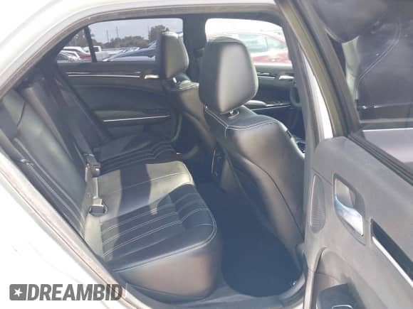 2023 Chrysler 300 S z VIN 2C3CCABG4PH524279, wystawiony jako IAAI lot #42515151 z przebiegiem 43 737 mil mil oraz . Historia ofert i sprzedaży dostępna na DreamBid. Obrazek 8.