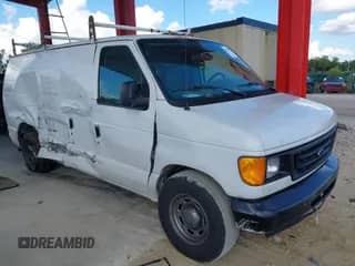 2006 Ford Econoline Cargo z VIN 1FTRE14WX6HA83170, wystawiony jako IAAI lot #43500421 z przebiegiem 163 137 mil mil oraz . Historia ofert i sprzedaży dostępna na DreamBid. Obrazek 1.