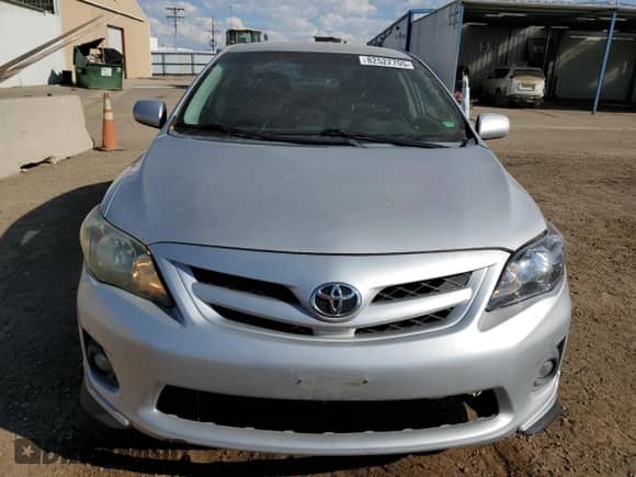 2011 Toyota Corolla L z VIN 2T1BU4EE5BC599138, wystawiony jako Copart lot #82522705 z przebiegiem 122 109 mil mil oraz Szkoda całkowita • Salvage title. Historia ofert i sprzedaży dostępna na DreamBid. Obrazek 5.