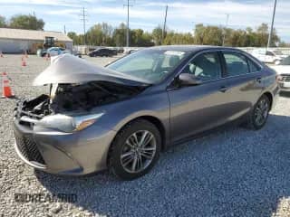 2015 Toyota Camry SE z VIN 4T1BF1FK0FU085781, wystawiony jako Copart lot #87231785 z przebiegiem 116 916 mil mil oraz Szkoda całkowita • Salvage title. Historia ofert i sprzedaży dostępna na DreamBid. Obrazek 1.