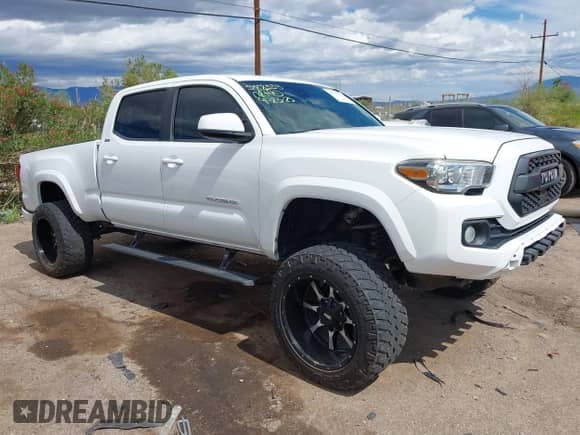 2018 Toyota Tacoma SR5 z VIN 3TMBZ5DN7JM014834, wystawiony jako IAAI lot #43321395 z przebiegiem 121 407 mil mil oraz . Historia ofert i sprzedaży dostępna na DreamBid. Obrazek 1.
