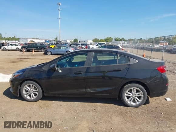 2019 Chevrolet Cruze LS z VIN 1G1BC5SM9K7152097, wystawiony jako IAAI lot #43197925 z przebiegiem 53 996 mil mil oraz . Historia ofert i sprzedaży dostępna na DreamBid. Obrazek 14.