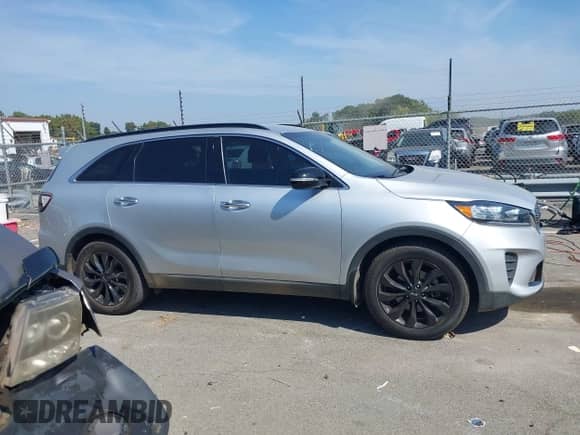 2020 Kia Sorento LX z VIN 5XYPG4A57LG710216, wystawiony jako IAAI lot #43276145 z przebiegiem 76 334 mil mil oraz . Historia ofert i sprzedaży dostępna na DreamBid. Obrazek 13.