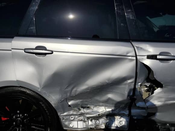 2022 Land Rover Range Rover Sport HST z VIN SALWS2RU7NA232563, wystawiony jako Copart lot #59979185 z przebiegiem 29 149 mil mil oraz Szkoda całkowita • Salvage title. Historia ofert i sprzedaży dostępna na DreamBid. Obrazek 11.