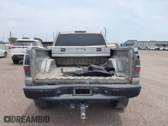 2003 Chevrolet Silverado 1500HD LS z VIN 1GCGC13U13F185851, wystawiony jako IAAI lot #41941718 z przebiegiem 320 745 mil mil oraz . Historia ofert i sprzedaży dostępna na DreamBid. Obrazek 17.