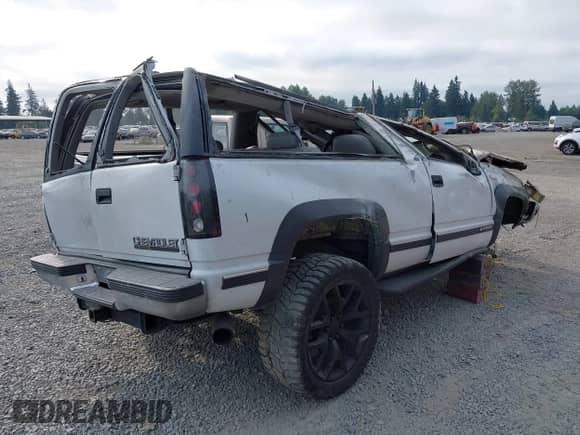 1998 Chevrolet Tahoe with VIN 3GNEK18R7WG112413, listed as a IAAI auction lot 42886060 with 203,908 mi miles and . Bid and sale history available at DreamBid. Image 4.