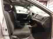 2002 Toyota Camry LE z VIN 4T1BE32K02U033310, wystawiony jako IAAI lot #42586585 z przebiegiem 154 658 mil mil oraz . Historia ofert i sprzedaży dostępna na DreamBid. Obrazek 5.