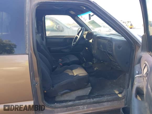 2003 Chevrolet S-10 LS с VIN 1GCCT19X738160098, выставлен на аукционе IAAI как лот 42596022 с пробегом 181 109 миль миль и . История ставок и продаж доступна на DreamBid. Изображение 5.