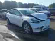 2022 Tesla Model Y Long Range z VIN 7SAYGDEEXNF418006, wystawiony jako IAAI lot #43267037 z przebiegiem 36 028 mil mil oraz . Historia ofert i sprzedaży dostępna na DreamBid. Obrazek 1.