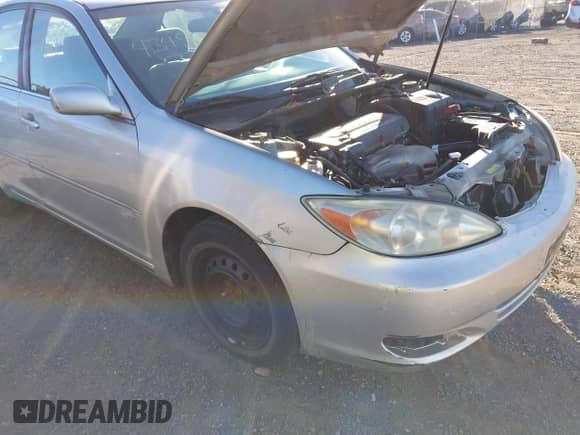 2003 Toyota Camry XLE z VIN 4T1BE30K13U216641, wystawiony jako IAAI lot #43450560 z przebiegiem 135 972 mil mil oraz . Historia ofert i sprzedaży dostępna na DreamBid. Obrazek 6.