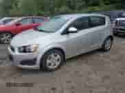 2013 Chevrolet Sonic LS z VIN 1G1JA6SG0D4245581, wystawiony jako Copart lot #72187644 z przebiegiem 65 308 mil mil oraz Czysty tytuł • Clean title. Historia ofert i sprzedaży dostępna na DreamBid. Obrazek 1.