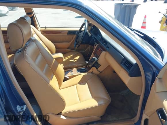 1991 Mercedes-Benz 300 E z VIN WDBEA30D3MB480499, wystawiony jako IAAI lot #42854983 z przebiegiem 166 741 mil mil oraz . Historia ofert i sprzedaży dostępna na DreamBid. Obrazek 5.