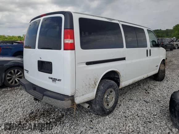 2006 Chevrolet Express Passenger with VIN 1GAHG35U761194114, listed as a Copart auction lot 55985195 with 110,432 mi miles and Salvage title. Bid and sale history available at DreamBid. Image 3.