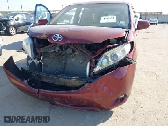 2017 Toyota Sienna XLE Auto Access Seat z VIN 5TDYZ3DC0HS886182, wystawiony jako IAAI lot #43382382 z przebiegiem 131 422 mil mil oraz . Historia ofert i sprzedaży dostępna na DreamBid. Obrazek 6.