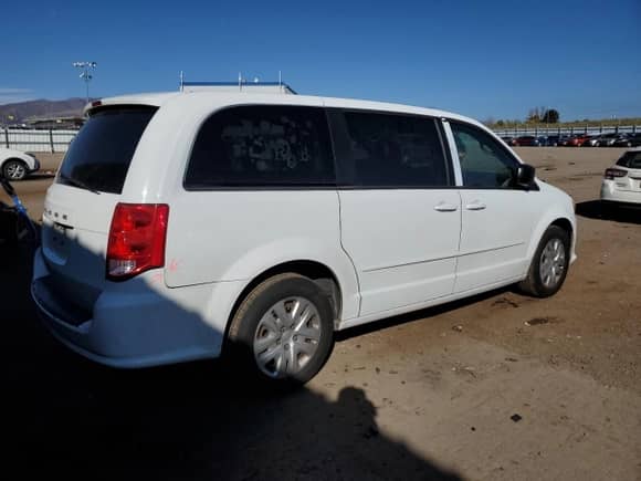 2017 Dodge Grand Caravan SE Plus with VIN 2C4RDGBG1HR603619, listed as a Copart auction lot 86635595 with 141,177 mi miles and Salvage title. Bid and sale history available at DreamBid. Image 3.