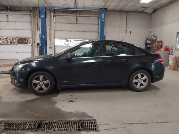 2013 Chevrolet Cruze 1LT z VIN 1G1PC5SB2D7316927, wystawiony jako IAAI lot #43012100 z przebiegiem 136 261 mil mil oraz . Historia ofert i sprzedaży dostępna na DreamBid. Obrazek 14.
