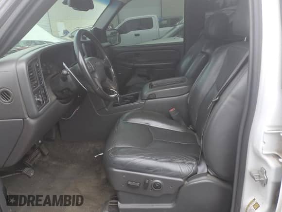 2005 GMC Sierra 1500 SLE z VIN 2GTEK13T751180214, wystawiony jako Copart lot #84294625 z przebiegiem 174 546 mil mil oraz Czysty tytuł • Clean title. Historia ofert i sprzedaży dostępna na DreamBid. Obrazek 7.