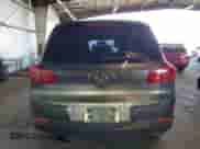 2013 Volkswagen Tiguan S z VIN WVGBV3AX5DW580870, wystawiony jako Copart lot #81127815 z przebiegiem 189 620 mil mil oraz Szkoda całkowita • Salvage title. Historia ofert i sprzedaży dostępna na DreamBid. Obrazek 6.