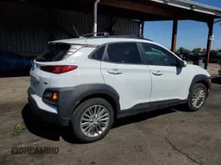 2020 Hyundai Kona SEL z VIN KM8K2CAA8LU396361, wystawiony jako Copart lot #81132955 z przebiegiem 47 216 mil mil oraz Szkoda całkowita • Salvage title. Historia ofert i sprzedaży dostępna na DreamBid. Obrazek 3.