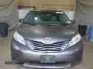 2017 Toyota Sienna LE с VIN 5TDJZ3DC6HS153961, выставлен на аукционе Copart как лот 71467485 с пробегом 135 043 миль миль и Списание • Salvage title. История ставок и продаж доступна на DreamBid. Изображение 5.